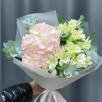 SWEET SOFI СТУДИЯ ЦВЕТОВ Нежный букет розовая гортензия, альстромерия и эвкалипт