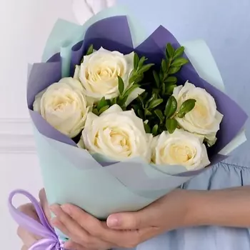 ВАУ, БУКЕТ! Букет из 5 белых роз в оформлении