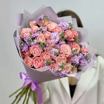 VERB’A Букет цветов из кустовой пионовидной розы и кустовой сиреневой маттиолы, шириной 28 см