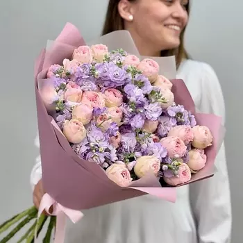 VERB’A Красивый букет: кустовая пионовидная Роза и кустовая лавандовая маттиола