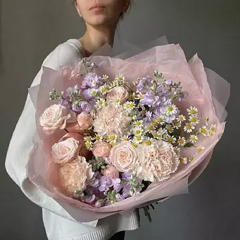 VERESK Авторский букет с пионовидными розами, ромашками и маттиолой