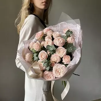 VERESK Нежный букет с кустовыми пудровыми розами и эвкалиптом