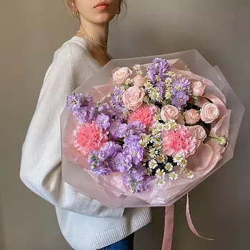 VERESK Нежный букет с кустовыми розами, ромашками и маттиолой