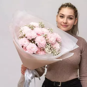 VIBE СТУДИЯ ЦВЕТОВ И ПОДАРКОВ Букет из розовых хризантем и веточек белых гипсофил