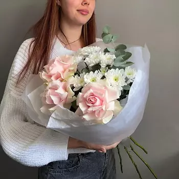 VIBE СТУДИЯ ЦВЕТОВ И ПОДАРКОВ Нежный букет с французскими розами, хризантемой и веточкой эвкалипта