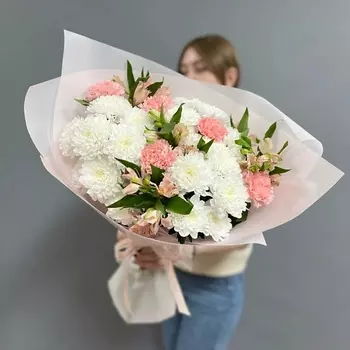 VIBE СТУДИЯ ЦВЕТОВ И ПОДАРКОВ Объемный букет из хризантем, альстромерий и диантусов