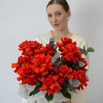 VLSHBN FLOWERS STATE Авторская композиция из красных роз и эвкалипта