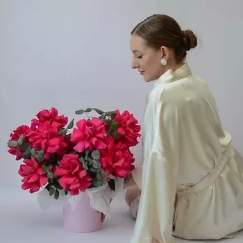 VLSHBN FLOWERS STATE Авторская композиция с яркими розами и эвкалиптом