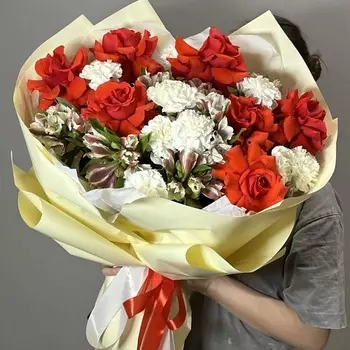 VLSHBN FLOWERS STATE Авторский букет с красными розами, альстромерия, белые гвоздики