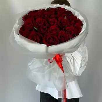 VLSHBN FLOWERS STATE Монобукет из 31 красной розы в оформлении