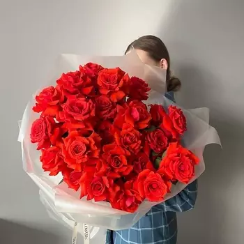 VLSHBN FLOWERS STATE Монобукет из ало-красных вывернутых роз