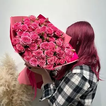 WISTERIA Букет 15 кустовых розовых роз в оформлении