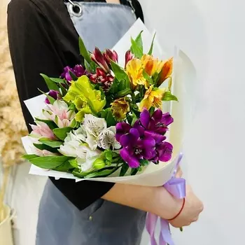 WISTERIA Букет 7 ярких альстромерий