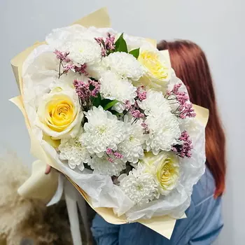 WISTERIA Букет ароматных роз, хризантемы и лилового лимониума "Нежность"
