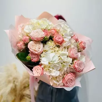 WISTERIA Букет гортензии и кустовая роза