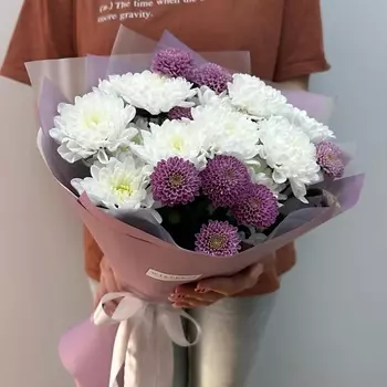 WISTERIA Букет из белоснежной хризантемы и фиолетовых мелкоцветов