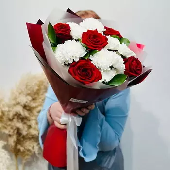 WISTERIA Букет из хризантемы и красных роз "Впечатление"