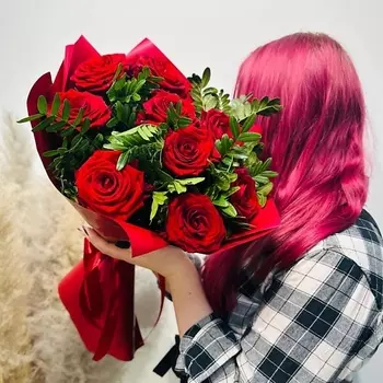 WISTERIA Букет из красных роз с зеленью