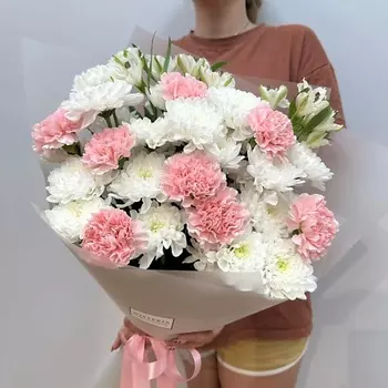 WISTERIA Букет кустовая хризантема, розовые диантусы и альстромерии