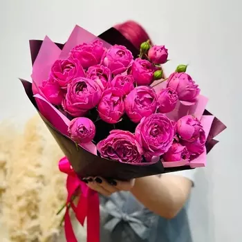 WISTERIA Букет малиновые кустовые розы
