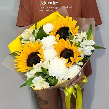 WISTERIA Букет солнечный подсолнух, хризантема и альстромерия