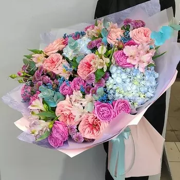 WISTERIA Элит букет пионовидные розы, альстромерия, сантини и гортензия