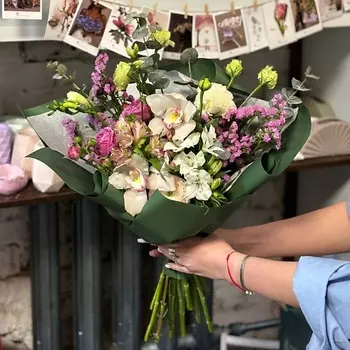 YULIA FLOWER Букет "Изумрудный шелк" с орхидеей , альстромерией, статицей