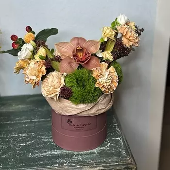 YULIA FLOWER Цветочная композиция "Акцент" с орхидеей, сортовой и кустовой гвоздикой