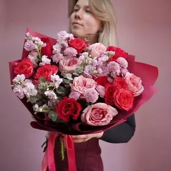 ЗАЦВЕТАЙ. ЦВЕТОЧНЫЙ БУТИК Ароматный авторский букет «Брусничка» с Розами и маттиолой