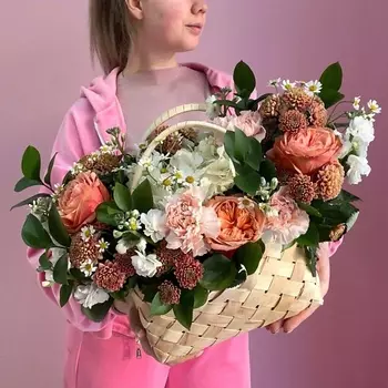 ЗАЦВЕТАЙ. ЦВЕТОЧНЫЙ БУТИК Корзина bottega с цветами «Абрикосовое кантри »