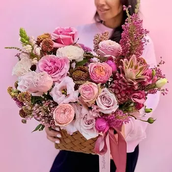 ЗАЦВЕТАЙ. ЦВЕТОЧНЫЙ БУТИК Корзина с цветами «ананасовая карамель»