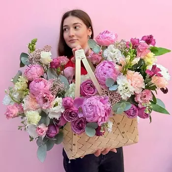 ЗАЦВЕТАЙ. ЦВЕТОЧНЫЙ БУТИК Корзина с цветами «Пионовый восторг