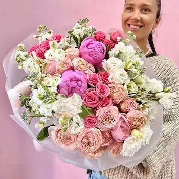 ЗАЦВЕТАЙ. ЦВЕТОЧНЫЙ БУТИК Люкс букет с пионами, пионовидными розами и ранункулюсами «Ягодное драже»