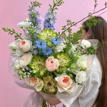 ЗАЦВЕТАЙ. ЦВЕТОЧНЫЙ БУТИК Премиум букет «Лесная нимфа» розы вегги в кружевных цветущих ветках