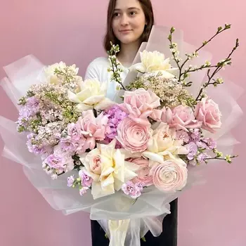 ЗАЦВЕТАЙ. ЦВЕТОЧНЫЙ БУТИК Премиум букет с ранункулюсами, ароматными розами и сиренью «Утро в саду»