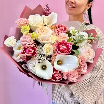 ЗАЦВЕТАЙ. ЦВЕТОЧНЫЙ БУТИК Сочный букет из пионовидных роз , тюльпанов и калл «Тропикана женщина»