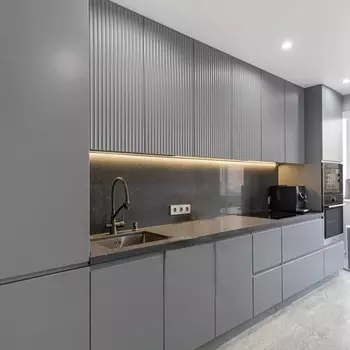 Прямой серый кухонный гарнитур с фрезерованным фасадом Idelle Kitchen Set