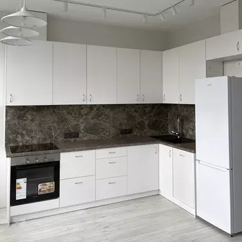 Угловой кухонный гарнитур белый и столешница под мрамор Gene Kitchen Set