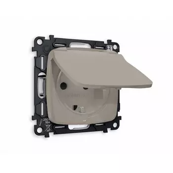 Комплект механизма Ambrella Volt электрической розетки OMEGA MO368010 Серо-бежевый матовый с заземлением со шторками и защитной крышкой 2P+E 16A-250V IP44 QUANT