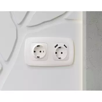 Лицевая панель Ambrella Volt OMEGA (Жемчуг) для электрической розетки с заземлением QUANT OP2060