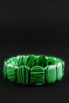 Браслет из камня. Малахит