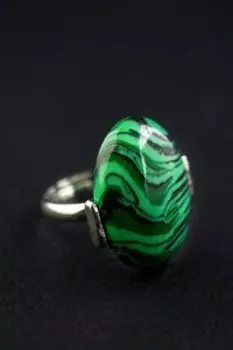 Кольцо безразмерное с камнем. Малахит