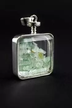 Кулон куб с камнем. Нефрит