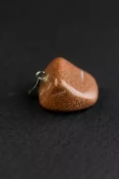 Кулон маленький из камня. Авантюрин красный