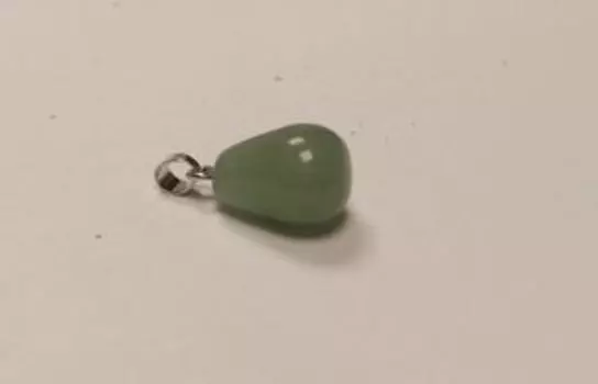 Кулон маленький из камня капля. Нефрит