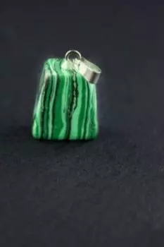 Кулон маленький из камня. Малахит