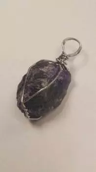 Кулон с необработанным камнем. Аметист