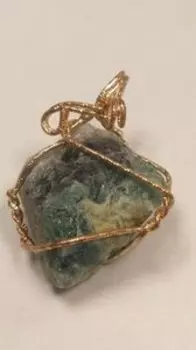 Кулон с необработанным камнем. Флюорит