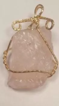 Кулон с необработанным камнем. Кварц розовый