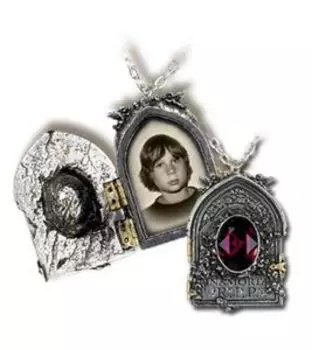 Магическая подвеска Gravestone Locket DC